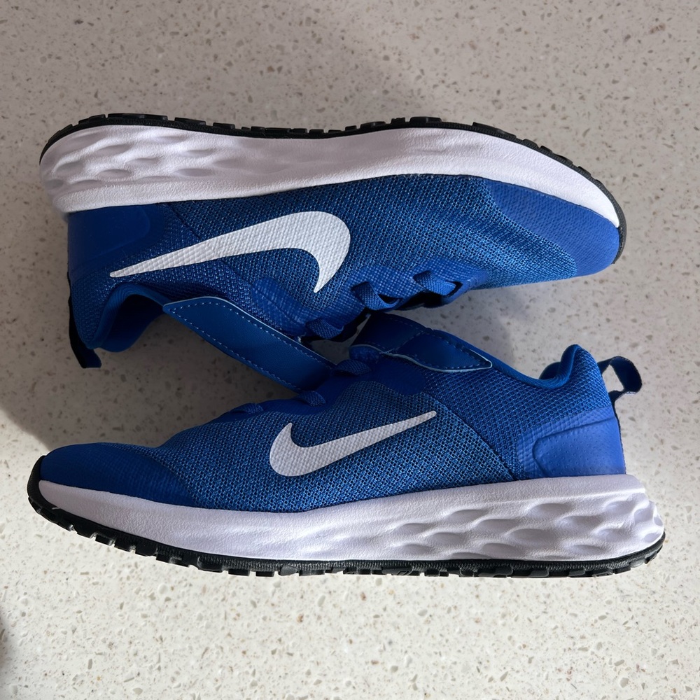 Boys size 1Y Nike Shoes